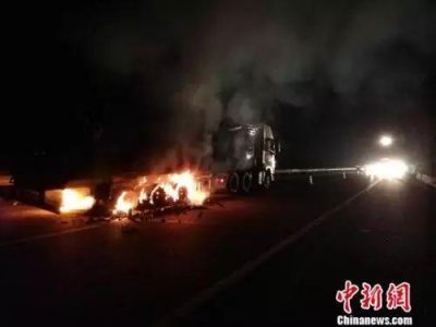 欲哭无泪!货车着火生蚝被烤熟 记者报道完发现是自家货