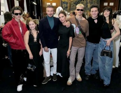 贝嫂维多利亚首晒全家福,婆媳关系疑似破冰,肢体语言却露出端倪