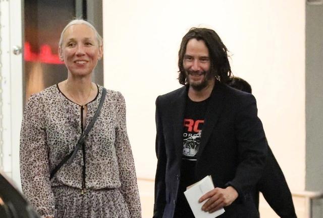 55岁帅大叔基努里维斯恋爱了!新女友小8岁却一头白发苍老像奶奶