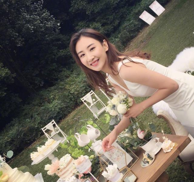 重新开始!何雯娜晒图宣布新恋情 13点14分发寓意一生一世!