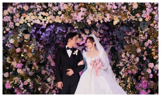唐嫣婚礼现场照曝光,身穿奢华婚纱似公主,罗晋的眼神太宠溺!