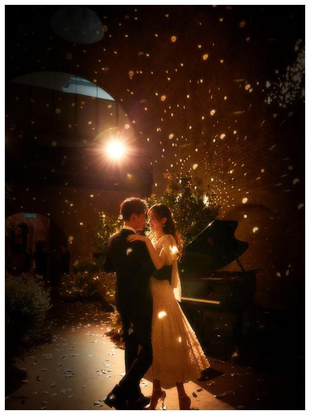 唐嫣婚礼现场照曝光,身穿奢华婚纱似公主,罗晋的眼神太宠溺!