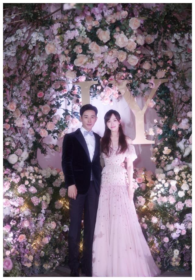 唐嫣婚礼现场照曝光,身穿奢华婚纱似公主,罗晋的眼神太宠溺!
