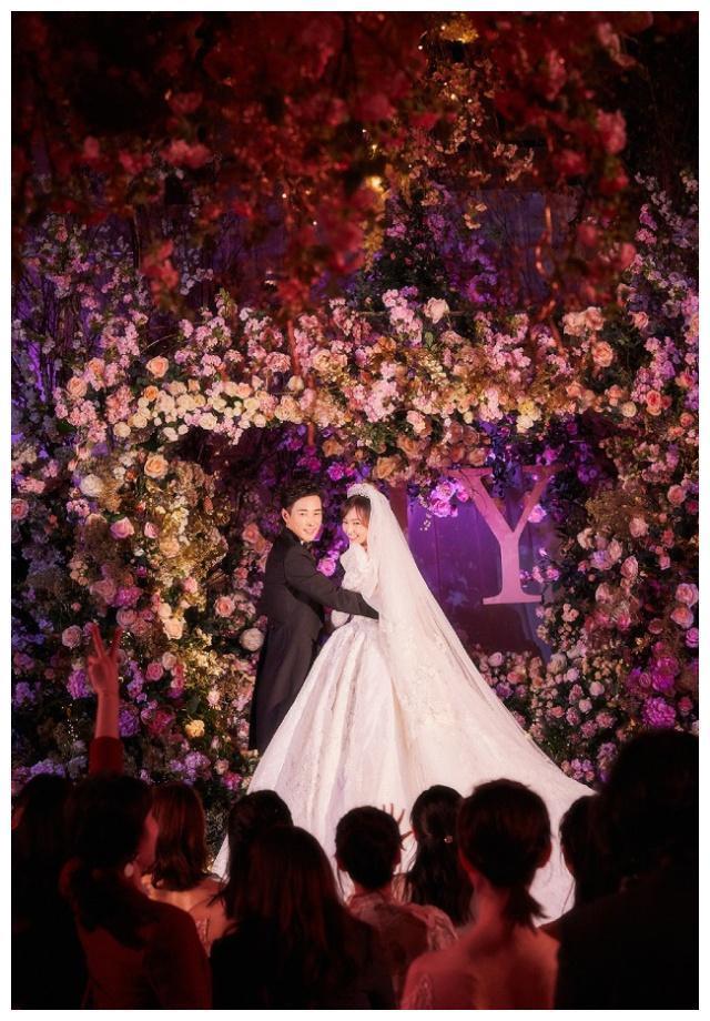 唐嫣婚礼现场照曝光,身穿奢华婚纱似公主,罗晋的眼神太宠溺!