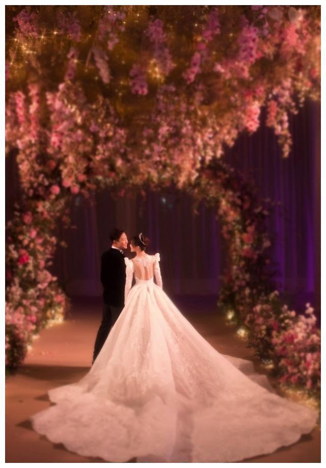 唐嫣婚礼现场照曝光,身穿奢华婚纱似公主,罗晋的眼神太宠溺!