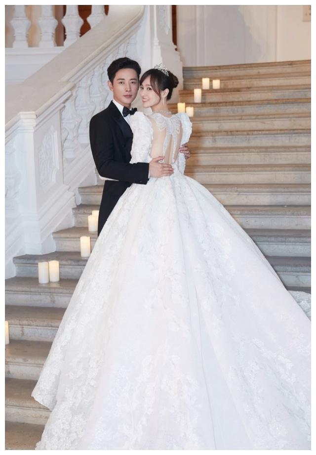 唐嫣婚礼现场照曝光,身穿奢华婚纱似公主,罗晋的眼神太宠溺!