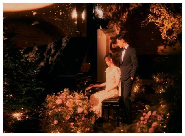 唐嫣婚礼现场照曝光,身穿奢华婚纱似公主,罗晋的眼神太宠溺!