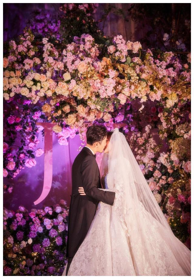 唐嫣婚礼现场照曝光,身穿奢华婚纱似公主,罗晋的眼神太宠溺!
