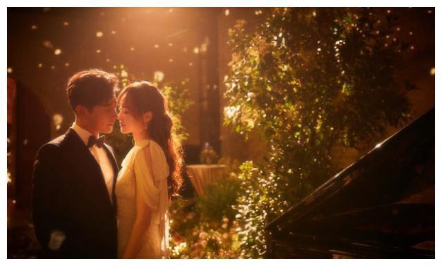 唐嫣婚礼现场照曝光,身穿奢华婚纱似公主,罗晋的眼神太宠溺!