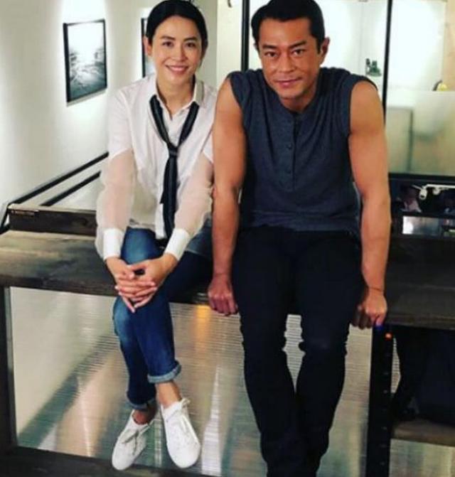 恋情曝光?古天乐与宣萱亲密搂肩,两人贴耳热聊,萱萱眼神好柔情