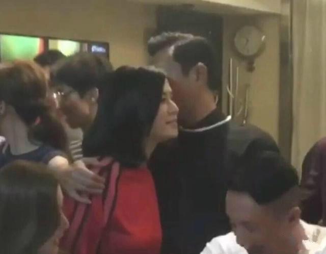 恋情曝光?古天乐与宣萱亲密搂肩,两人贴耳热聊,萱萱眼神好柔情