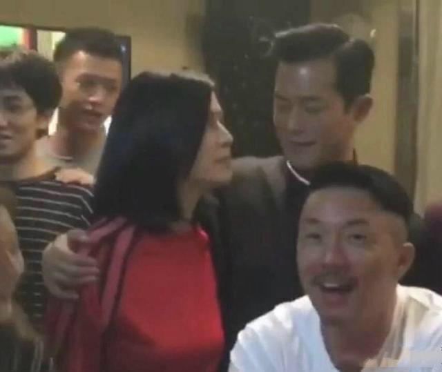 恋情曝光?古天乐与宣萱亲密搂肩,两人贴耳热聊,萱萱眼神好柔情