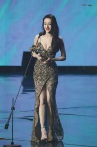 热巴怀孕风波越演越烈!本人现身机场却拼命遮肚,被曝将出国待产