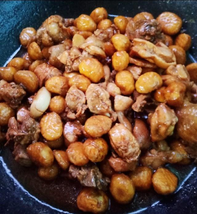 板栗焖鸡,口感清甜,一出锅满屋飘香!