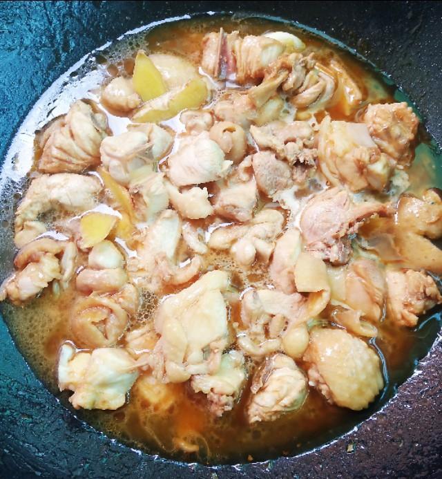 板栗焖鸡,口感清甜,一出锅满屋飘香!