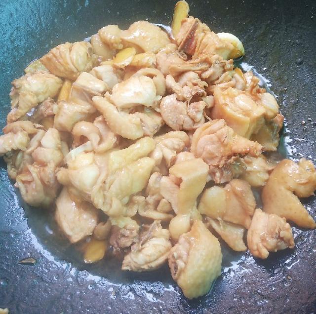 板栗焖鸡,口感清甜,一出锅满屋飘香!