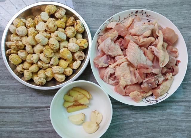 板栗焖鸡,口感清甜,一出锅满屋飘香!