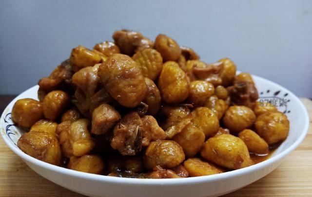 板栗焖鸡,口感清甜,一出锅满屋飘香!