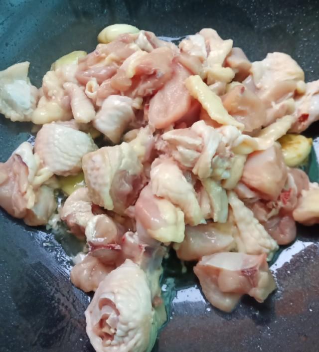 板栗焖鸡,口感清甜,一出锅满屋飘香!