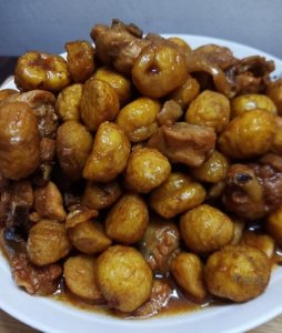 板栗焖鸡,口感清甜,一出锅满屋飘香!