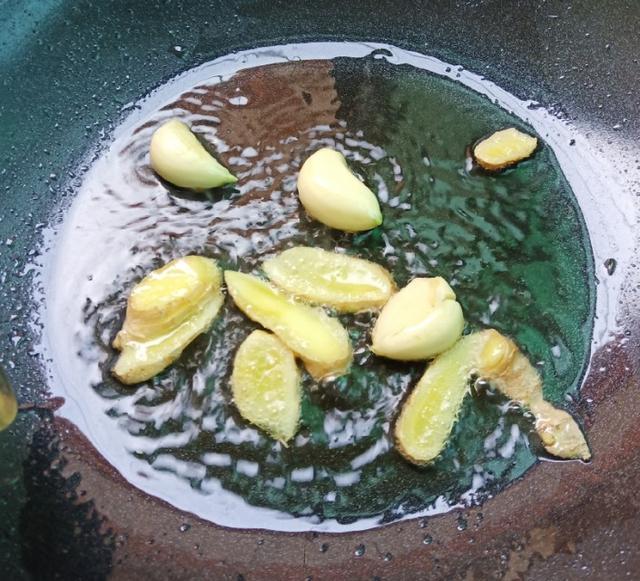 板栗焖鸡,口感清甜,一出锅满屋飘香!