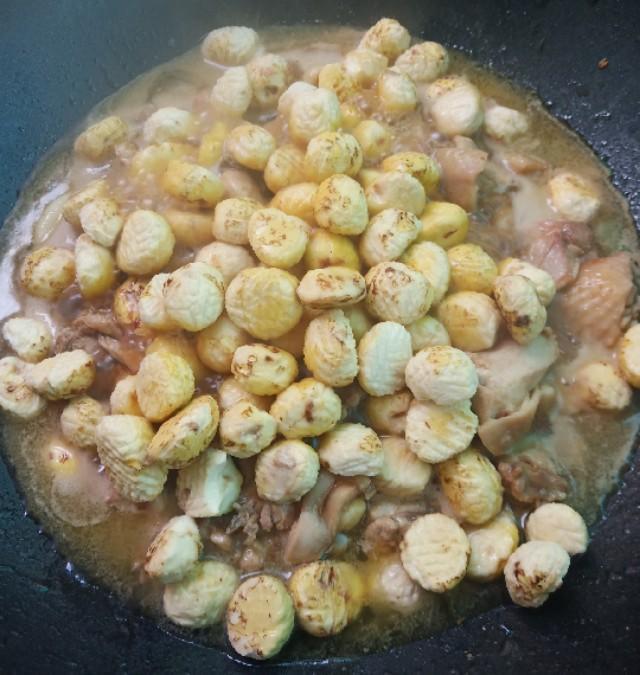 板栗焖鸡,口感清甜,一出锅满屋飘香!