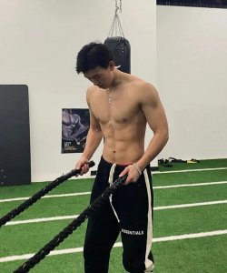 条顺腿长有腹肌的体育小哥,这身肌肉恰到好处!