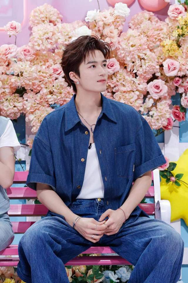 《你好,星期六》王星越背着吴谨言满场跑