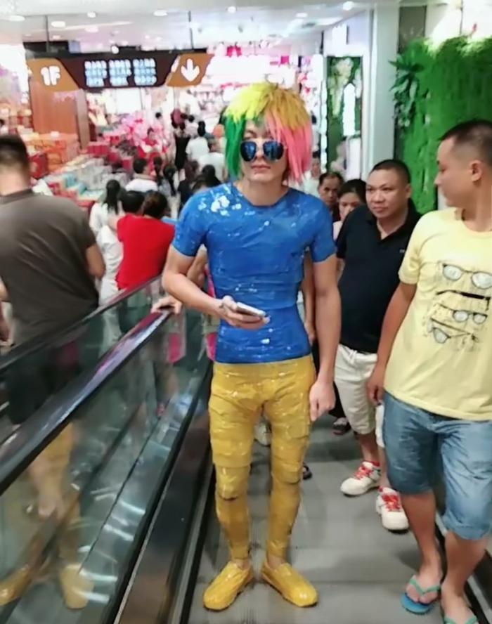 杀马特十年回归成网红,短短半年家族遍天下,网友:都是假葬爱!