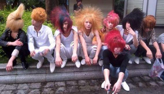 杀马特十年回归成网红,短短半年家族遍天下,网友:都是假葬爱!