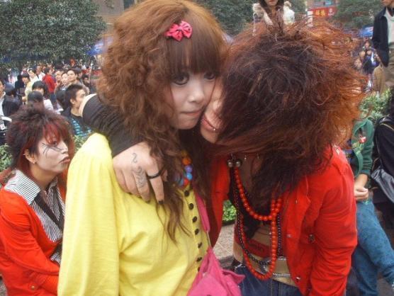 杀马特十年回归成网红,短短半年家族遍天下,网友:都是假葬爱!