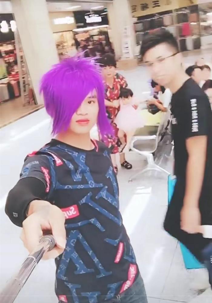 杀马特十年回归成网红,短短半年家族遍天下,网友:都是假葬爱!