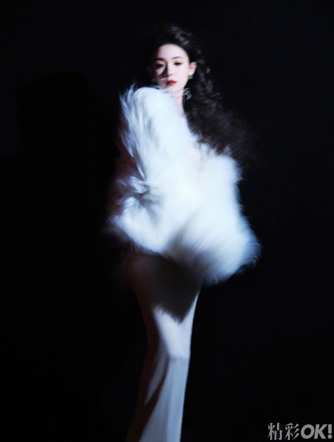 陈瑶羊毛卷配红唇 复古优雅风情万种