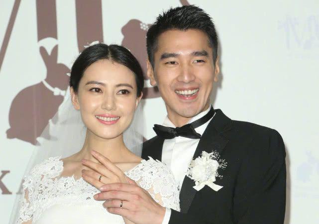 赵又廷官宣高圆圆生下了小宝宝,谁注意“秒送”祝福的明星?