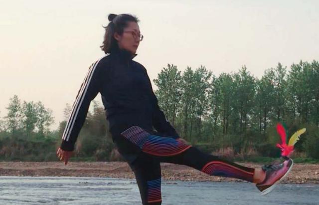 她当了二十多年的配角,也是冻龄女神,如今因《如懿传》火了起来