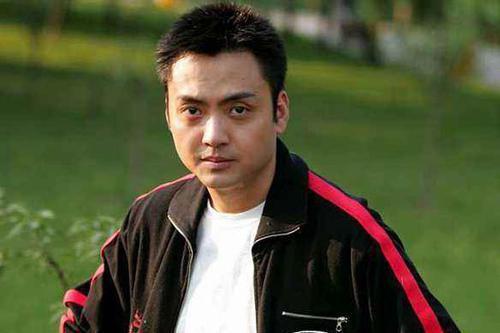 香妃离世19年，朱宏嘉为她“扫墓十九年”，而立之年已结婚生子