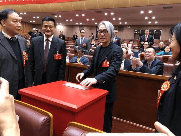 55岁的周星驰头发全白了,一转眼他已白发十来年，原因让人唏嘘！