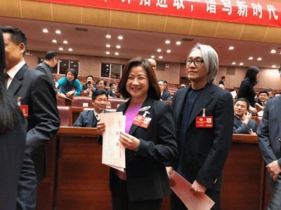 55岁的周星驰头发全白了,一转眼他已白发十来年,原因让人唏嘘!