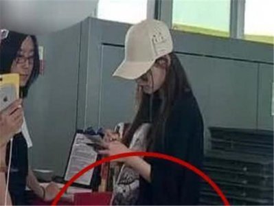 ​唐嫣怀孕再添石锤，多宽松的衣服，也挡不住那微微鼓起的小肚子！