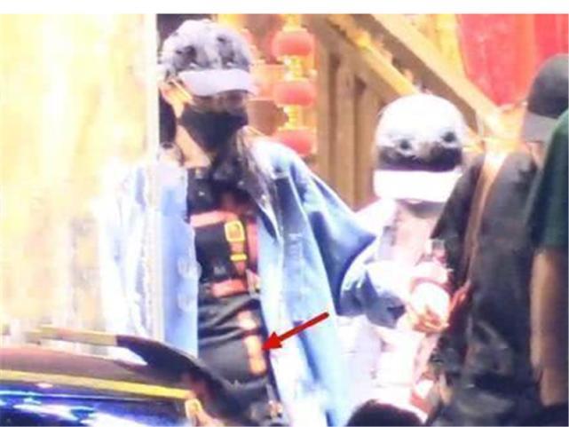 唐嫣怀孕再添石锤,多宽松的衣服,也挡不住那微微鼓起的小肚子!