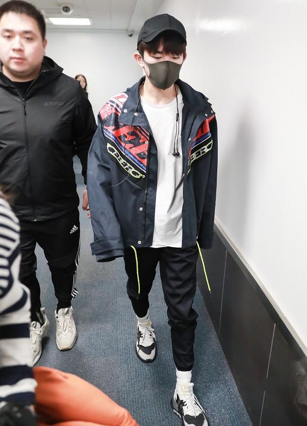 易烊千玺新造型太帅气,淡蓝色运动衣简约随性,温暖笑容撩人心弦