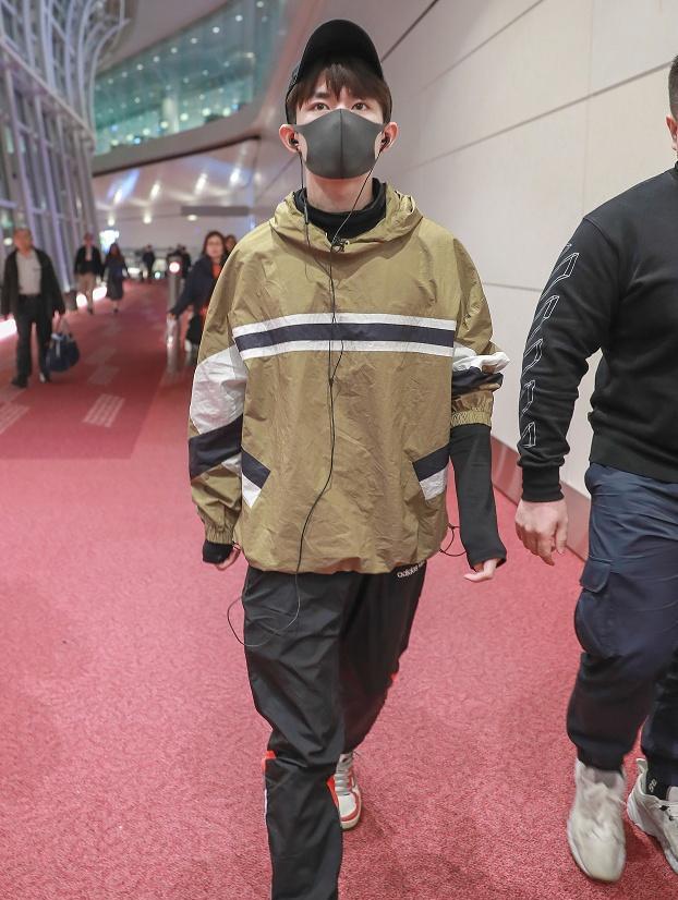 易烊千玺新造型太帅气,淡蓝色运动衣简约随性,温暖笑容撩人心弦