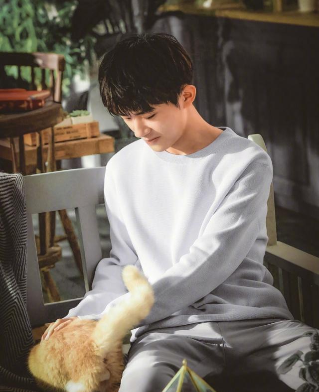 易烊千玺新造型太帅气,淡蓝色运动衣简约随性,温暖笑容撩人心弦