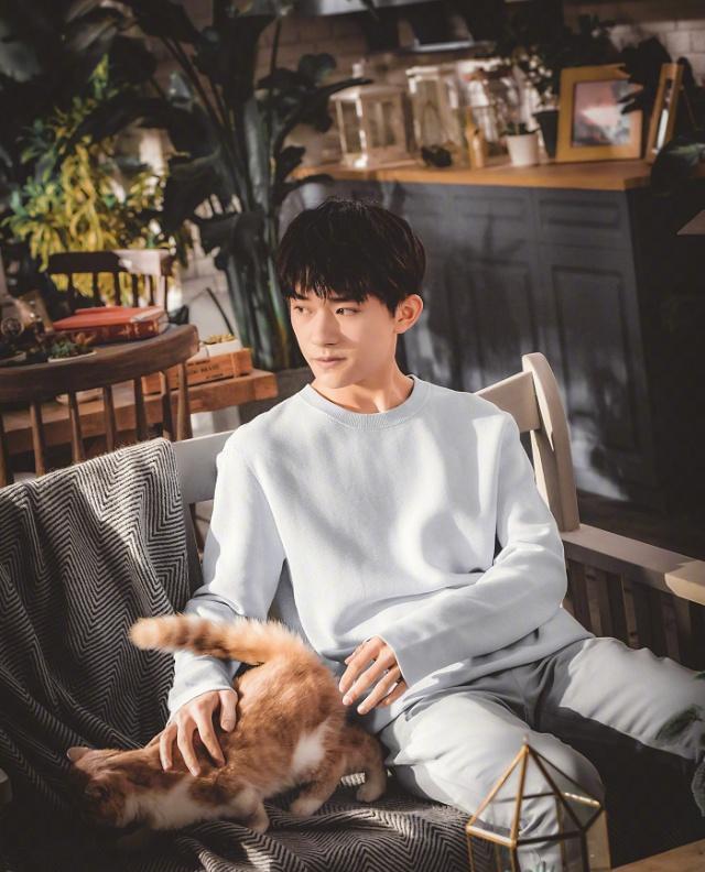 易烊千玺新造型太帅气,淡蓝色运动衣简约随性,温暖笑容撩人心弦