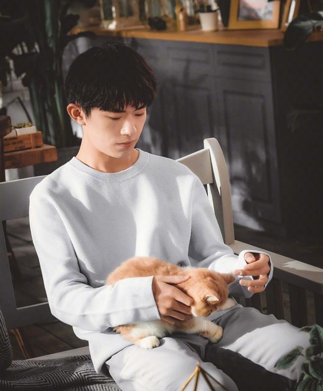 易烊千玺新造型太帅气,淡蓝色运动衣简约随性,温暖笑容撩人心弦