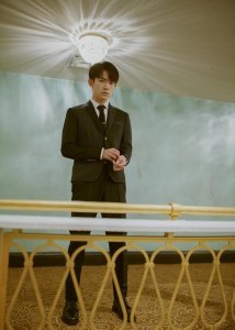 ​易烊千玺新造型太帅气，淡蓝色运动衣简约随性，温暖笑容撩人心弦