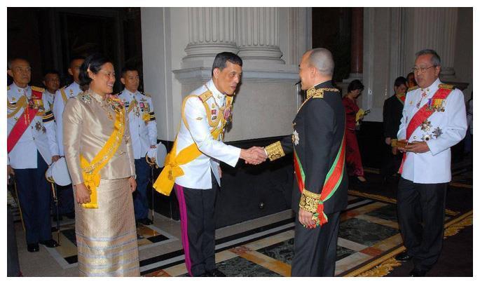 诗琳通公主向西哈莫尼国王行礼,拉玛十世却偷偷笑,原因何在?