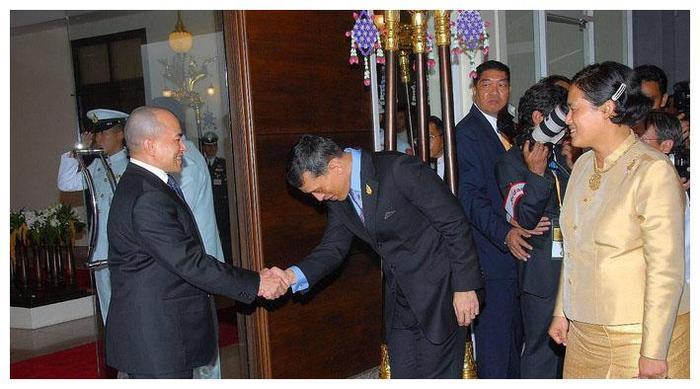 诗琳通公主向西哈莫尼国王行礼,拉玛十世却偷偷笑,原因何在?