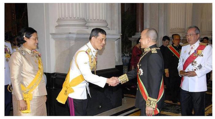 诗琳通公主向西哈莫尼国王行礼,拉玛十世却偷偷笑,原因何在?