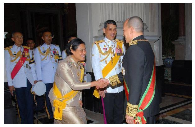 诗琳通公主向西哈莫尼国王行礼,拉玛十世却偷偷笑,原因何在?